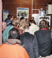 2008-04-02_11 Participants of the EPOS-Miniworkshop visting the ELBE hall. RKR explaining the neutron time-of-flight spectrometer.