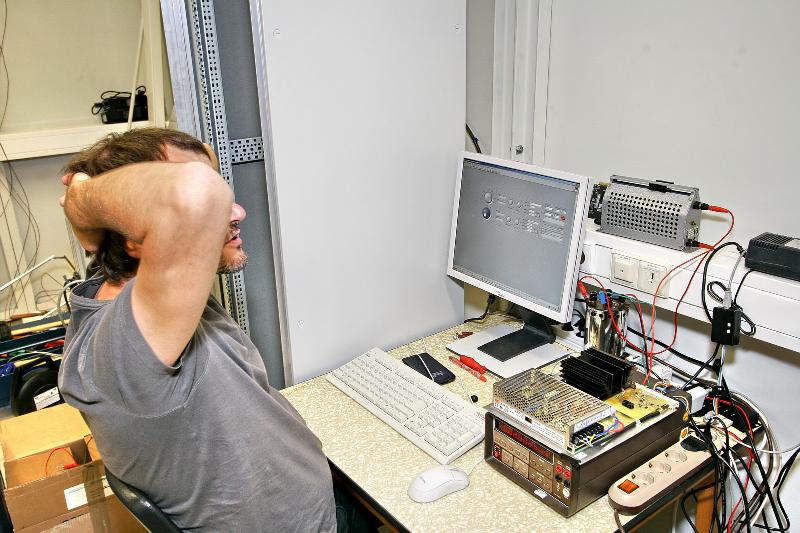 2008-07-09_05 Andreas is doing the programming of the current sources for the steering coil pairs.