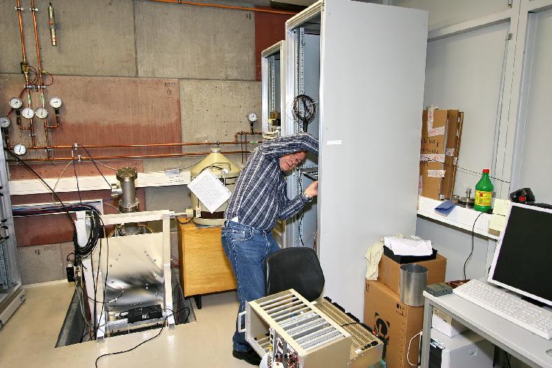 2008-10-22_10 Wolfgang installes the Doppler spectrometer for positron detection