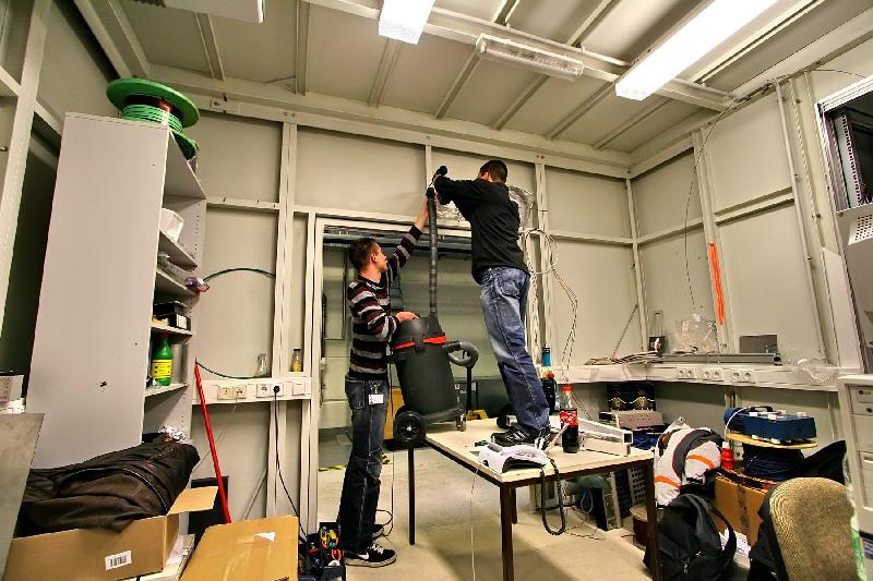 2008-12-15_33 Marco and Maik installing a board in slow positron lab