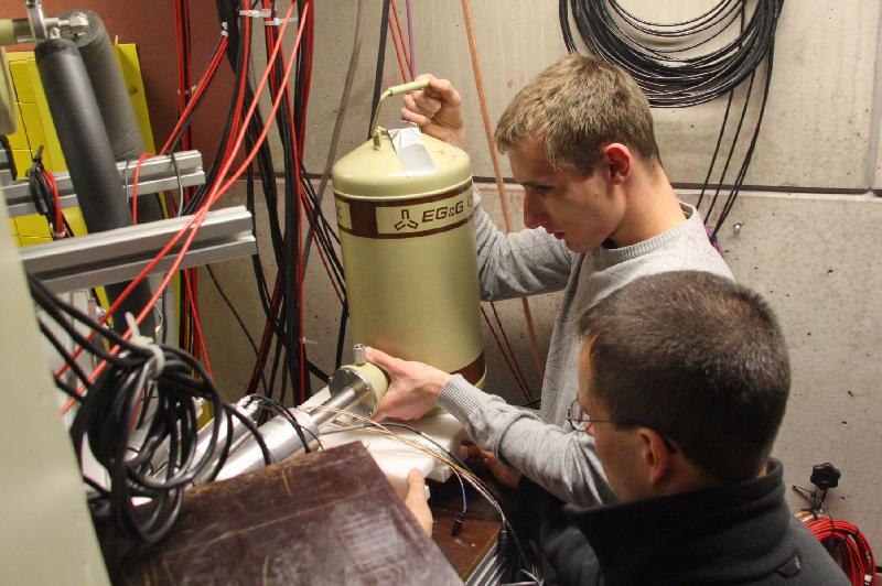 2010-01-29_05 Mike and Marco putting the Ge detector into position.