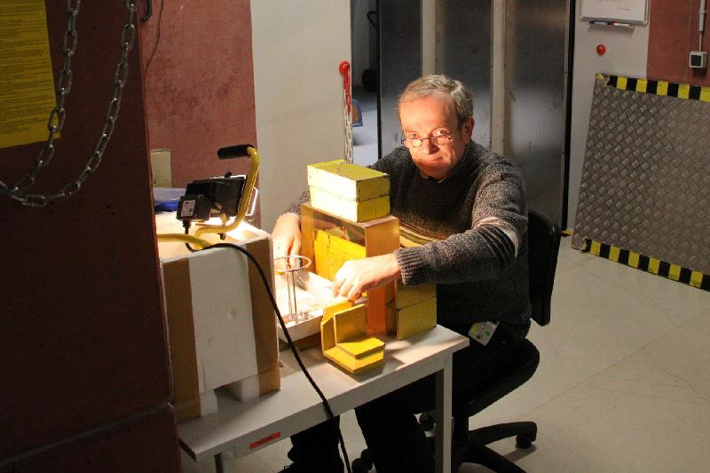 2010-01-29_11 Wolfgang Anwand prepairs himself for sample treatment of the activated Fe-Cr alloys.