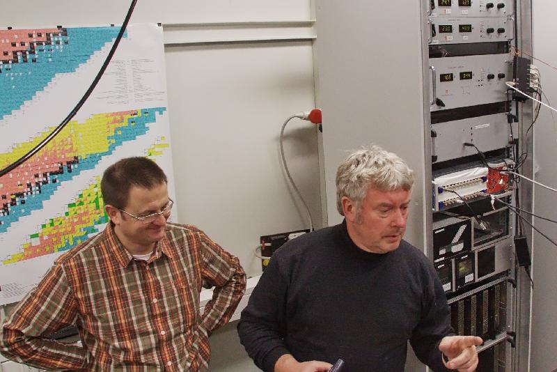 2010-11-11_25 Andreas Wagner and Hartmut Büttig (Hardy) preparing the chopper pulse generation.