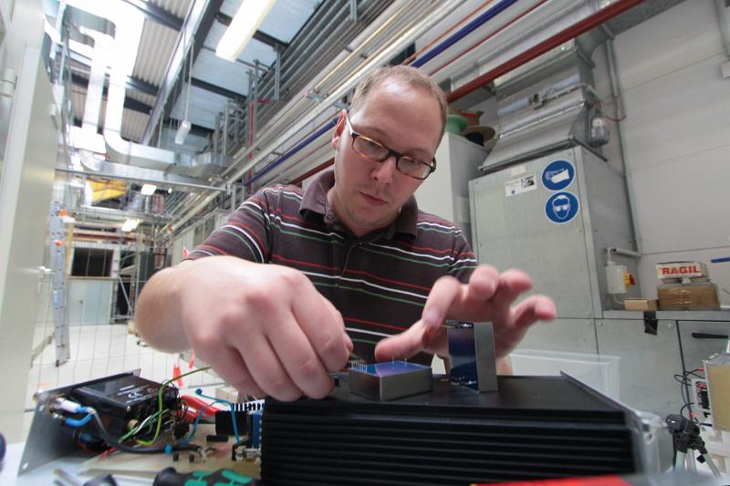 2011-09-26_11 Jörg mounting high-voltage modules